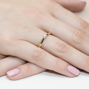 Pierścionek z Brylantem 0,10ct z żółtego złota próby 585. W-0045